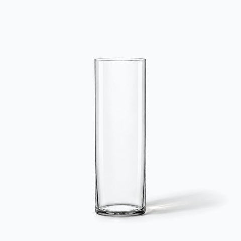 Verre tube Calame en cristal transparent, seul sur fond blanc avec ombre portée