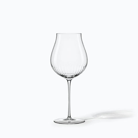 Verre à vin Vibrato en cristal à côtes optiques, seul sur fond blanc avec ombre portée