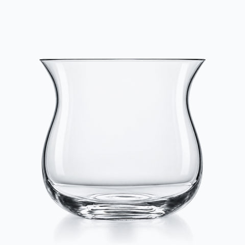 Verre tulipe sans pied en cristal transparent vu de face sur fond blanc, bord évasé, panse ronde et fond épais