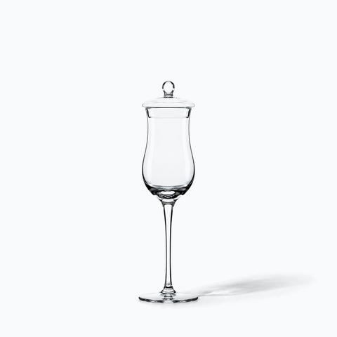 Verre à Whisky Tulipe avec Couvercle, avec son ombre portée, sur fond blanc