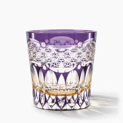 Verre Violet, avec son ombre portée, sur fond blanc