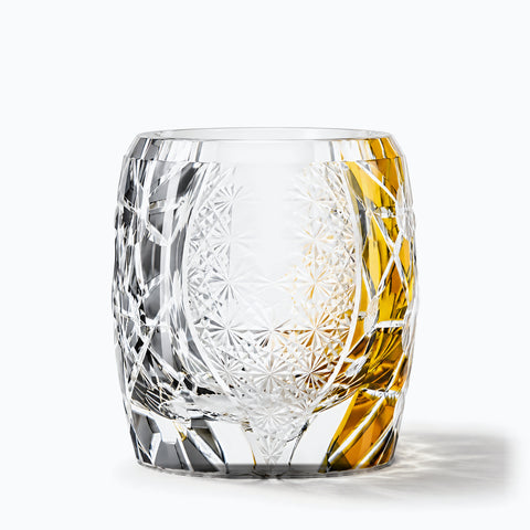 Verre Whisky Ambre, avec son ombre portée, sur fond blanc