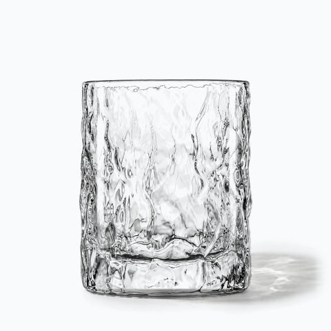 Verre Whisky Brut, avec son ombre portée, sur fond blanc